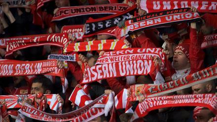 Schals raus: Der 1. FC Union will bald wieder vor versammeltem Publikum spielen.