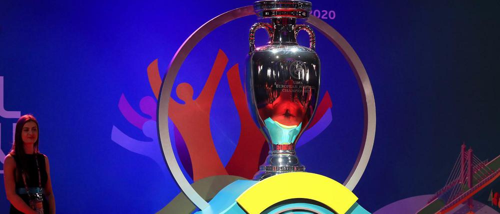 Ein überdimensionaler EM-Pokal wird vor der Auslosung in Bukarest präsentiert.