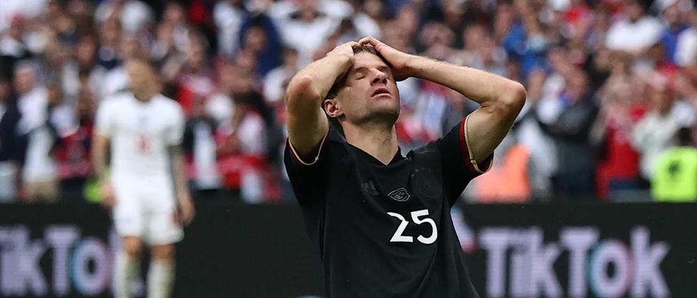 Thomas Müller ärgert sich nach seiner verpassten Torchance.