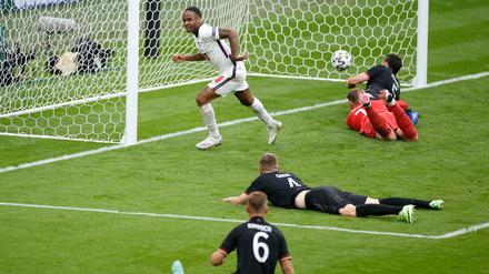 Englands Raheem Sterling erzielt das Tor zum 1:0. Die deutschen Spieler liegen geschlagen am Boden.