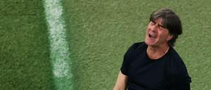 Verzweifelte Miene nach dem Spiel: Bundestrainer Joachim Löw darf sich weitere Patzer mit seinem Team nicht erlauben.