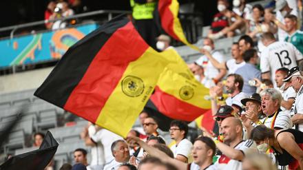 Da sind sie wieder. Rund 13.000 Zuschauer durften beim EM-Auftaktspiel der Deutschen gegen Frankreich in die Münchner Arena.
