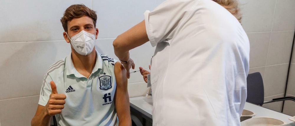 Marcos Llorente erhält eine Spritze mit einem Impfstoff gegen das Coronavirus.