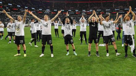 In extra angefertigten Shirts feiern die Profis von Eintracht Frankfurt den Einzug ins Finale der Europa League.