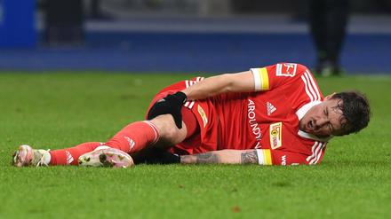Schreckmoment. Unions Kreativspieler Max Kruse verletzte sich gegen Hertha in der Nachspielzeit und humpelte mit Hilfe der Betreuer vom Platz. 