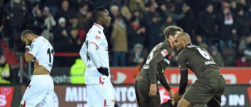 Sie können es nicht fassen: Akaki Gogia und Suleiman Abdullahi ärgern sich nach dem Abpfiff, während die Spieler von St. Pauli feiern.