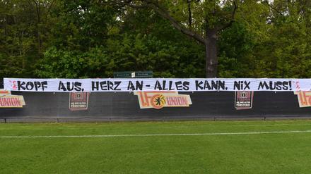 Ein bisschen Extra-Motivation. Fans befestigten am Donnerstag ein Banner am Trainingsplatz. 