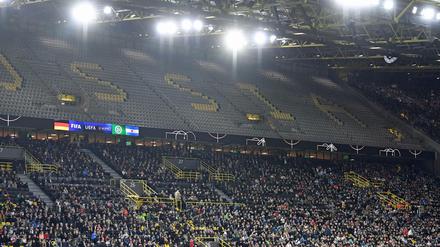 Die große Leere herrschte in einigen Blöcken des ehemaligen Westfalenstadions. 