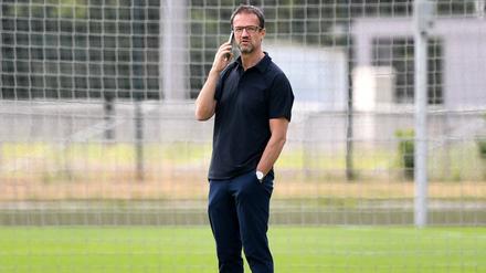 Gewohntes Bild. Fredi Bobic, Geschäftsführer Sport von Hertha BSC, ist in diesen Tagen häufiger mit Telefon am Ohr zu sehen. 