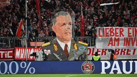 Das Plakat der Bayern-Ultras gegen Dirk Zingler.