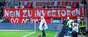 Die Proteste der Fans gingen am Mittwoch in Mainz weiter, Union-Anhänger warfen wie üblich Tennisbälle auf den Rasen und sorgten so für eine längere Unterbrechung.