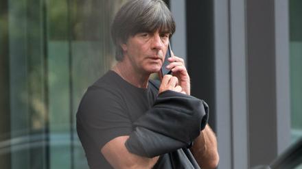 Bundestrainer Joachim Löw verlässt nach einem Treffen von DFL und DFB die Zentrale der Deutschen Fußball Liga (DFL). 