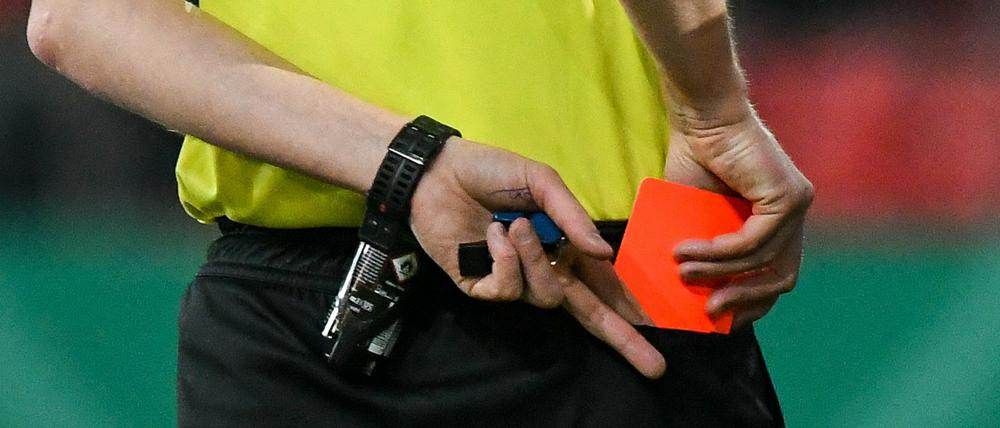 Rote Karten kann es demnächst auch für Trainer und Offizielle geben.