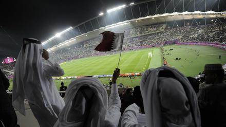 Die Weltmeisterschaft 2022 in Katar wird wie alle anderen WM-Endrunden bisher auf Rasen ausgetragen - nicht auf Sand.