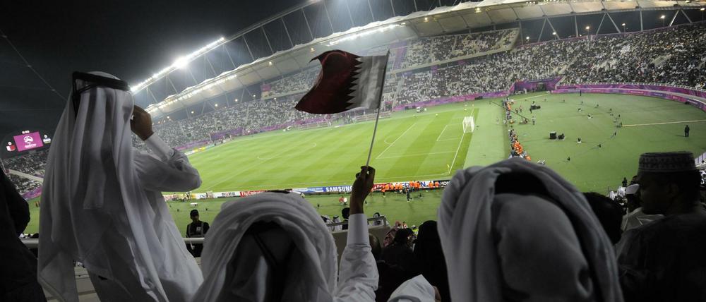 Die Weltmeisterschaft 2022 in Katar wird wie alle anderen WM-Endrunden bisher auf Rasen ausgetragen - nicht auf Sand.