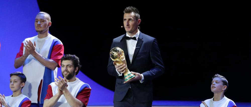 Da ist das Ding. Der ehemalige Fußballspieler Miroslav Klose bringt den WM-Pokal auf die Bühne.