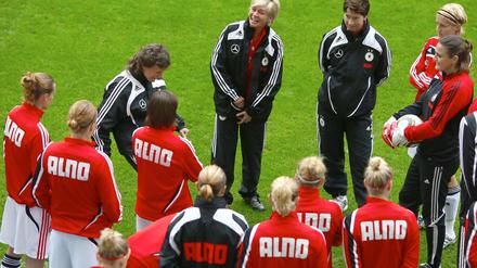 DFB-Bundestrainerin Silvia Neid spricht mit ihrer Mannschaft.