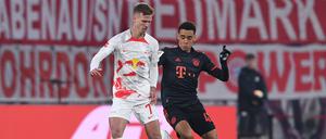 Wiedersehen nach der WM. Leipzigs Spanier Dani Olmo (l.) im Duell mit Deutschlands Nationalspieler Jamal Musiala vom FC Bayern.