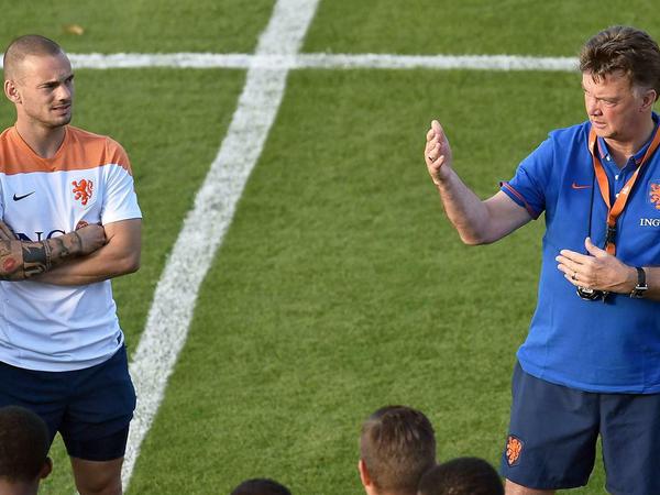 Trainer Louis van Gaal erklärt Wesley Sneijder die Taktik im Training bei der Fußball-WM 2014 in Brasilien.