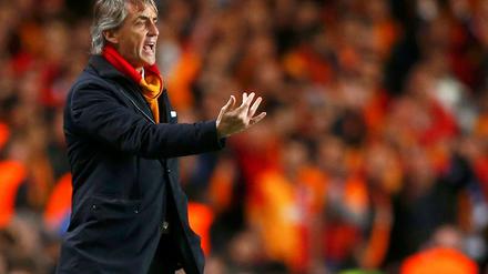 Woran liegt es nur? Galatasarays Coach Roberto Mancini ist nicht zufrieden mit dem Auftritt seiner Mannschaft. 