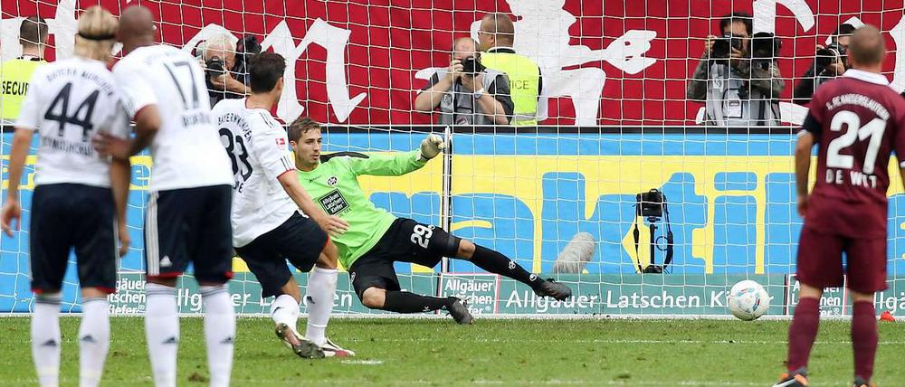 Nationalstürmer Mario Gomez versenkt seinen ersten Elfmeter zur 1:0-Führung auf dem Betzenberg.