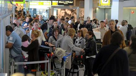 Warten auf Informationen. Die Wartehallen am Flughafen Tegel füllten sich am Freitag.