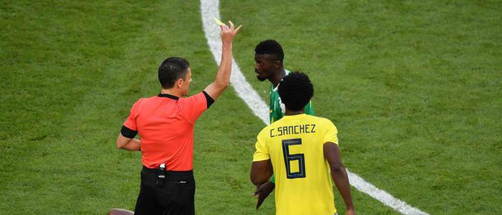 Entscheidende Szene. Senegals Niang sieht gegen Kolumbien die Gelbe Karte.