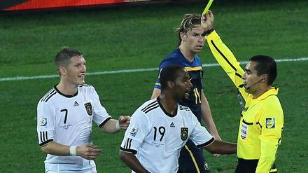 Achtung: Bei einer weiteren Gelben Karte im Spiel gegen Ghana drohen Sperren für Bastian Schweinsteiger und Cacau.
