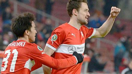 Christian Gentner (r.) ebnete für seinen VfB Stuttgart mit seinem 1:0 den Weg ins Halbfinale 