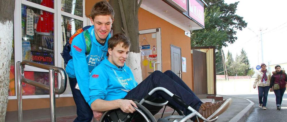 Jonas Wengert (im Rollstuhl) und George Simonds, Schülerreporter der Paralympics Zeitung / Paralimpijskij testen die Barrierefreiheit von Bahn, Bus und Strassen im Stadtgebiet.