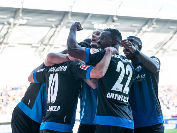 Kurzer Jubel. Das Spiel gegen Schalke 04 verlor der SC Paderborn nach einer Führung noch 1:5.