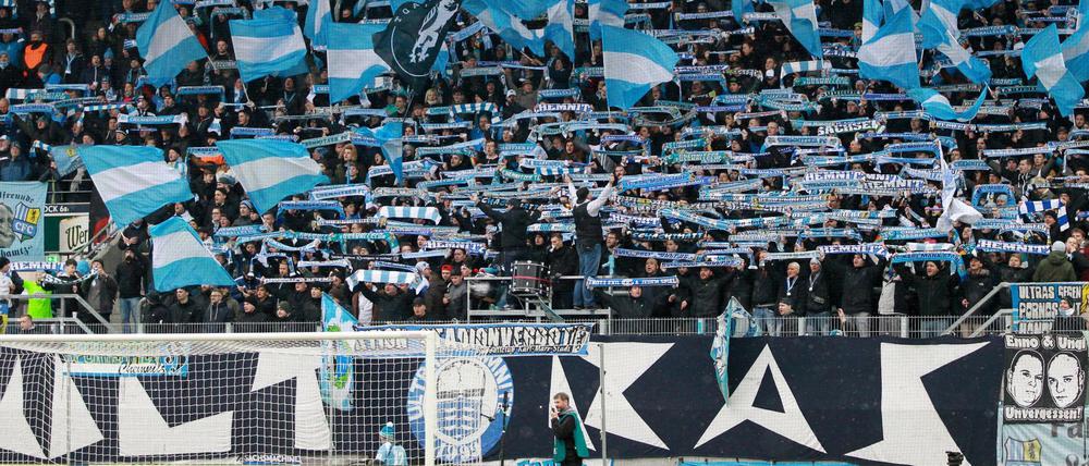 Hellblau statt braun. Nicht alle Fans des Chemnitzer FC gehören der rechten Szene an - einige aber schon.