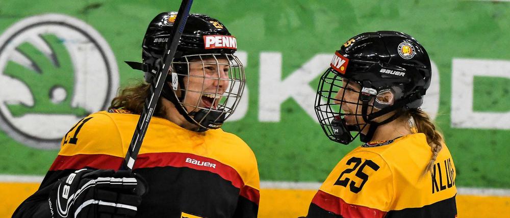 Die Spielerinnen der deutschen Nationalmannschaft freuten sind lange auf die Eishockey-Weltmeisterschaft in Kanada.
