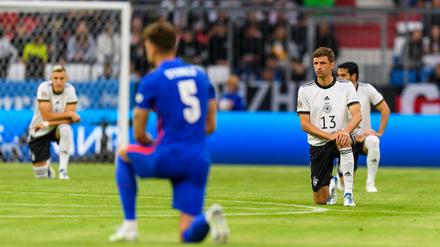 Schöne Geste. Vor dem Spiel gingen gingen Engländer und Deutsche gemeinsam auf die Knie. Im Spiel gab es einen rassistischen Vorfall auf den Rängen.
