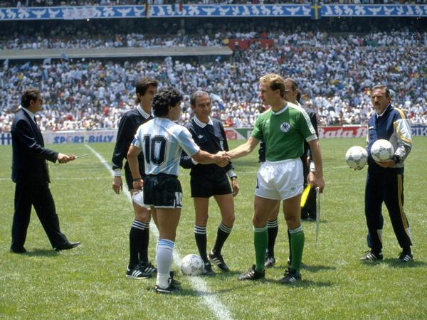 Keine "Hand Gottes": Diego Maradona und Karl-Heinz Rummenigge bei der Begrüßung vor dem Anstoß des WM-Endspiels 1986.
