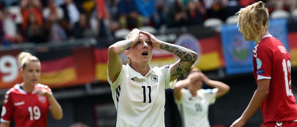 Anja Mittag kann es nicht fassen. Für die deutschen Frauen ist die EM bereits nach dem Viertelfinale vorbei.