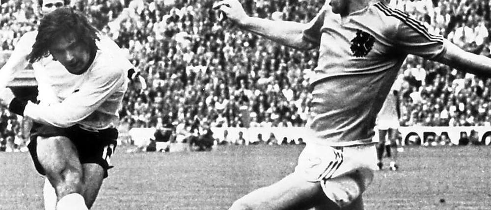 Treffend. Gerd Müller schießt aus der Drehung und erzielt am Niederländer Ruud Krol vorbei das 2:1-Siegtor im WM-Finale 1974 in München.