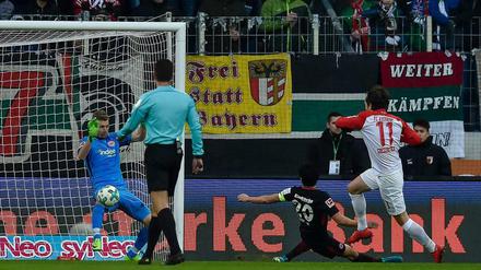 Michael Gregoritsch erzielt das vorentscheidende 2:0 für die Augsburger.