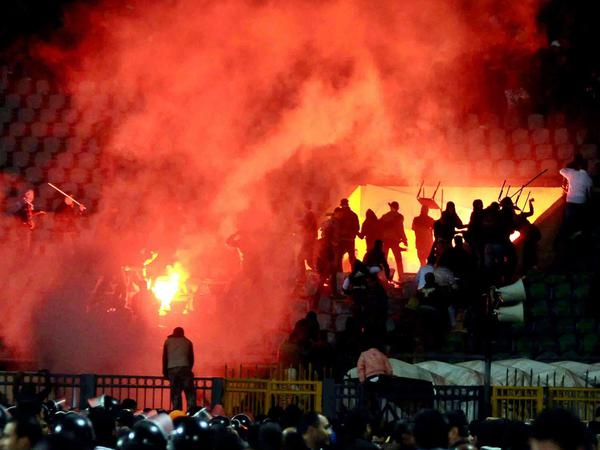 Das Foto zeigt Fußballfans im Stadion von Port Said am 1. Februar 2012. Bei den Unruhen im Stadion starben 74 Menschen.