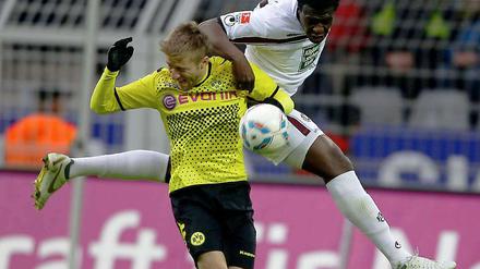Dämpfer für den BVB. Dortmunds Jakub Blaszczykowski (l.) kann sich nicht gegen Kaiserslauterns Rodnei durchsetzen.