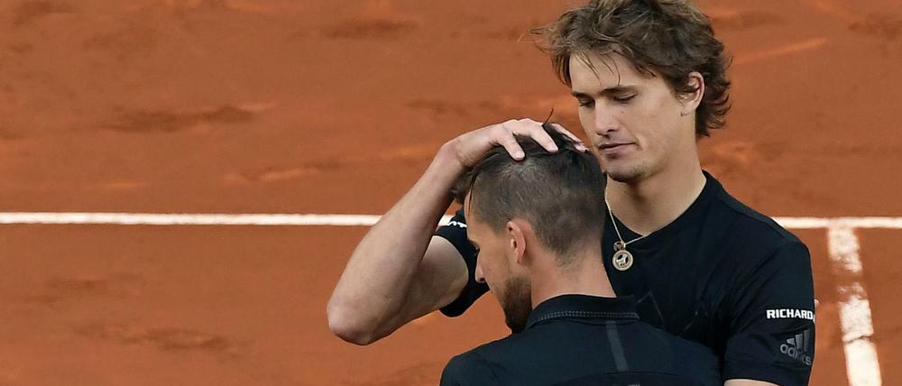Alexander Zverev beglückwunscht Dominic Thiem zum Sieg beim ATP Madrid Open.