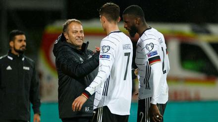 Gute Laune überall. Hansi Flick freut sich mit seinen Spielern Kai Havertz und Antonio Rüdiger über den erfolgreichen Start seiner Amtszeit.