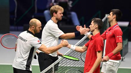 Kevin Krawietz and Tim Pütz (links) setzten sich im entscheidenden Doppel gegen den Weltranglistenesten Novak Djokovic und Nikola Cacic durch. 