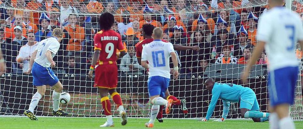 Dirk Kuyt trifft zum 1:0 für die Niederländer. Ghanas Torwart Kingson kann nur noch hinterherschauen.