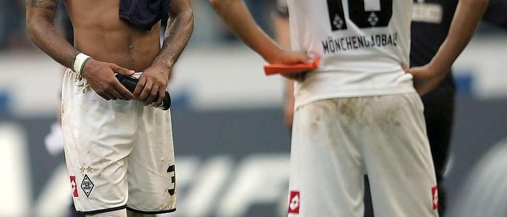 Die Gladbacher Mannschaft um Dante (l.) und Juan Arango (r.) musste gegen Hoffenheim der Niederlage unter der Woche im Pokal-Halbfinale nach Elfmeterschiessen in Hoffenheim die nächste Enttäuschung verkraften