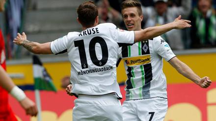 Überzeugender Sieg: Gladbachs Kruse und Herrmann jubeln beim 3:0 über Bayer Leverkusen.