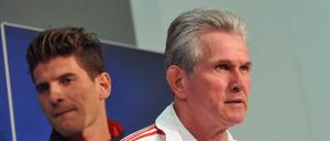 Bayern-Trainer JUpp Heynckes (rechts) verteidigt Stürmer Mario Gomez (links) nach Kritik vom Klubchef Uli Hoeneß.