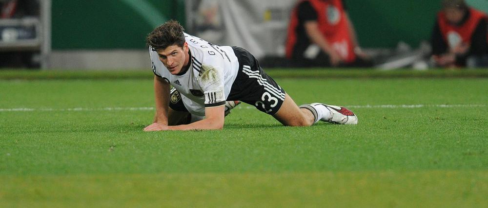 Die Schwere wird er nicht los. Mario Gomez, einziger deutscher Torschütze gegen Australien, bekommt bei den Fans trotz guter Leistung keinen Fuß auf den Boden. 