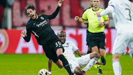 Gestrauchelt: Goncalo Paciencia (links) und Eintracht Frankfurt überstehen trotz einer Niederlage zum Abschluss die Vorrunde.