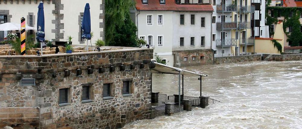 Beängstigend. Das Hochwasser bahnt sich seinen Weg - auch durch Görlitz.